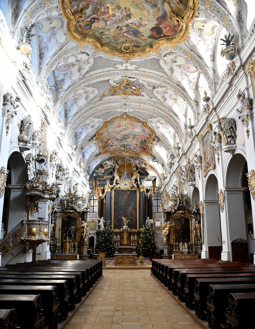 Basilika St. Emmeram Mittelschiff und Apsis mit Hochaltar und zwei Seitenaltären