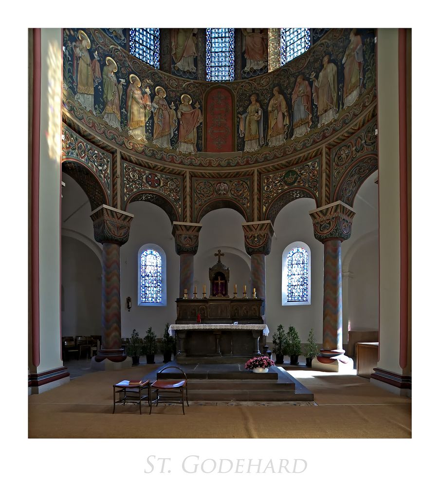 Basilika-St. Godehard " wunderschöne Details, im Chorraum der Basilika*...."
