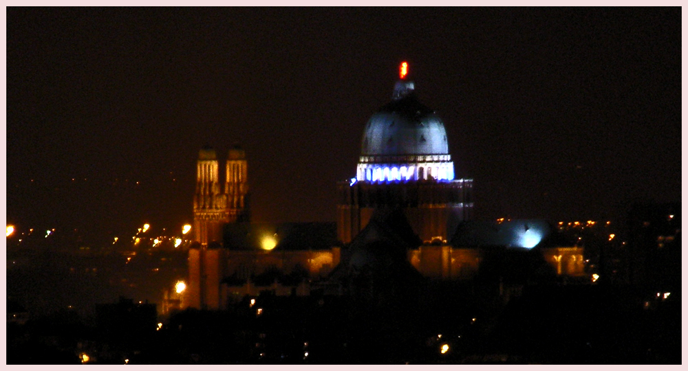 Basilique (Brüssel) bei Nacht und Regen