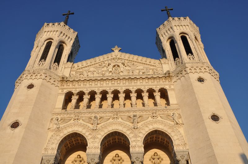 Basilique de Fourvière (Lyon) au soleil couchant