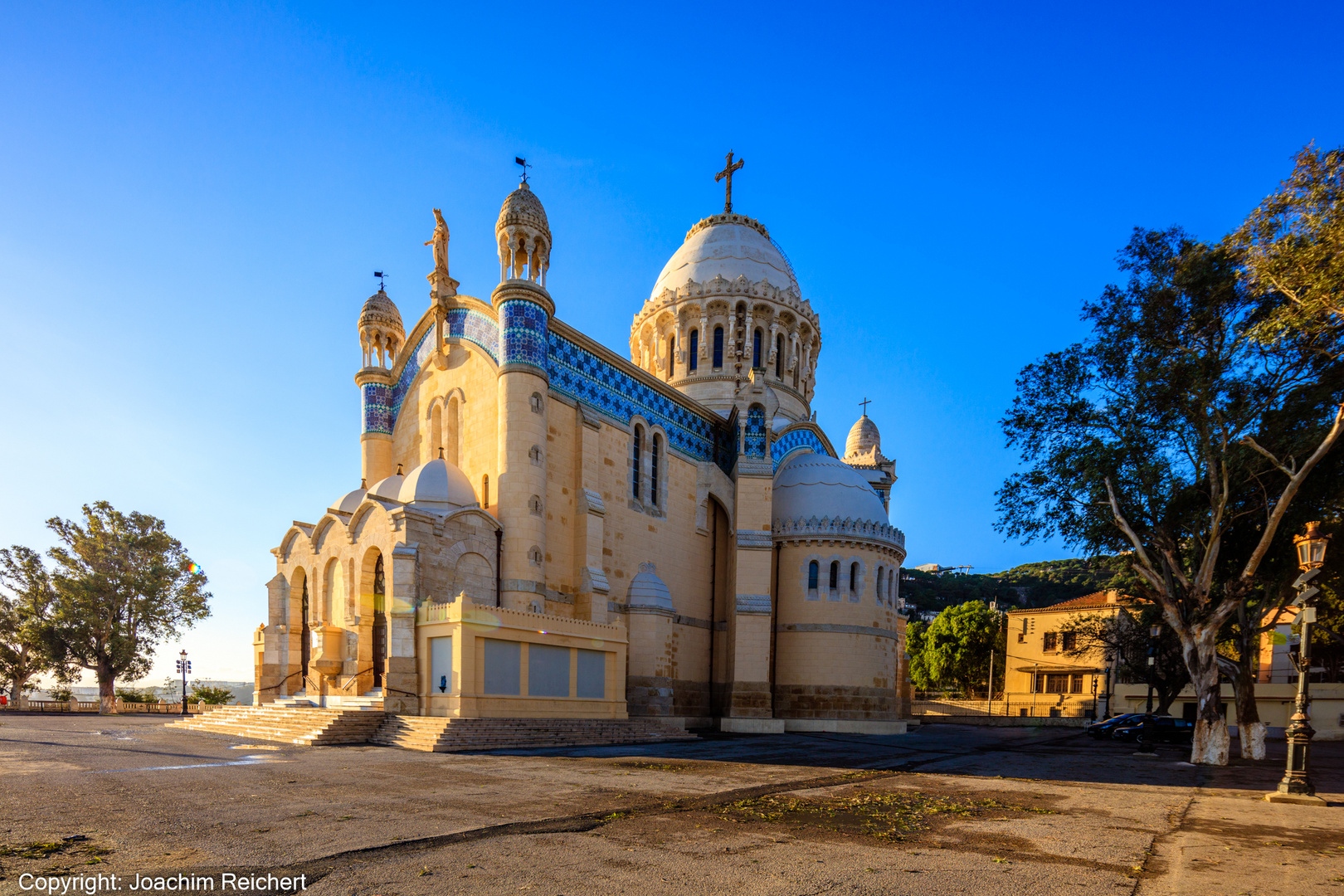 Basilique de NotreDame d’Afrique d'Alger Foto & Bild city, street