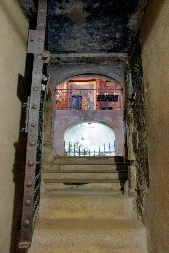 Basilique de St Maximin la Ste Baume - La porte de la crypte