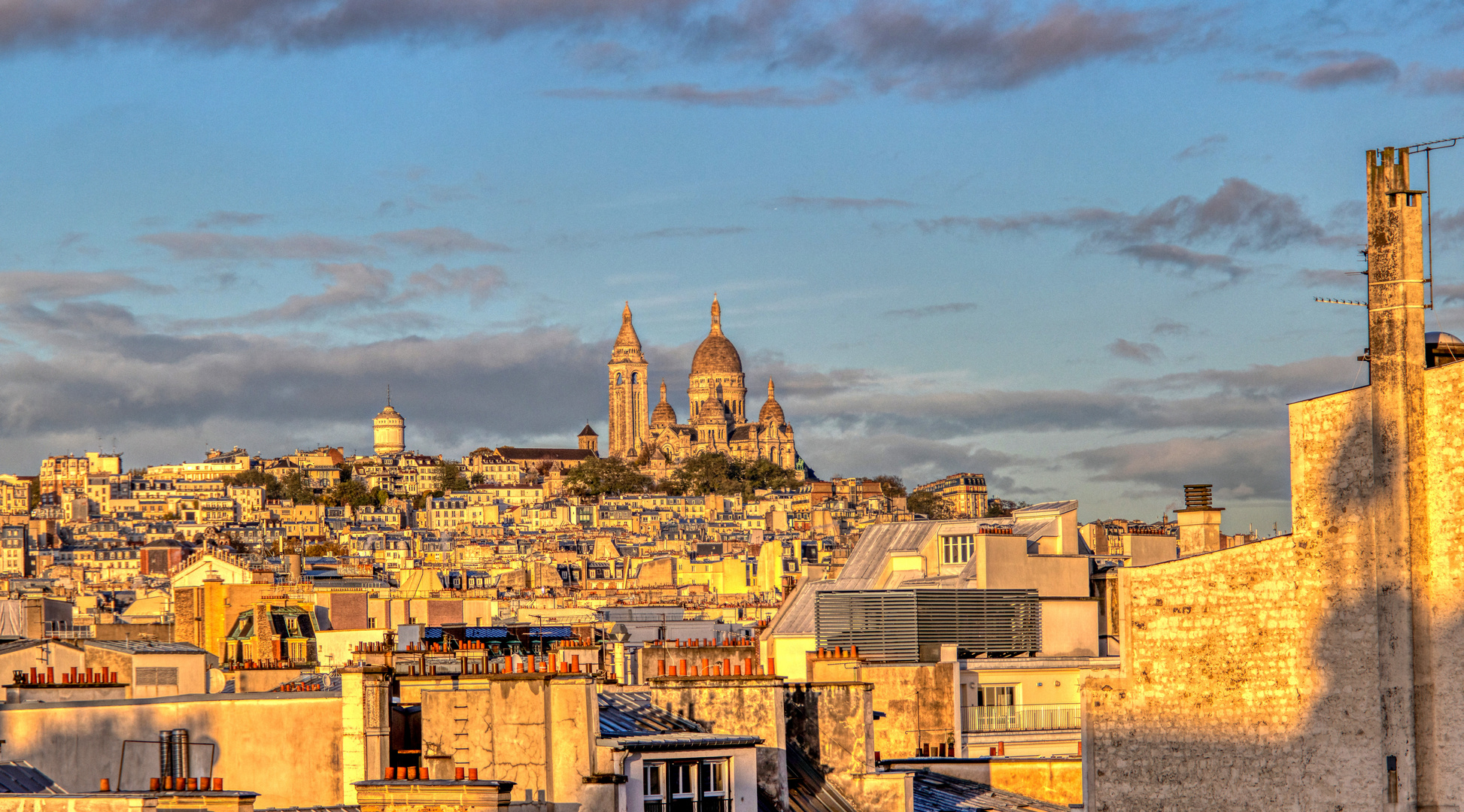 Basilique du Sacré-Cœur de Montmartre au loin