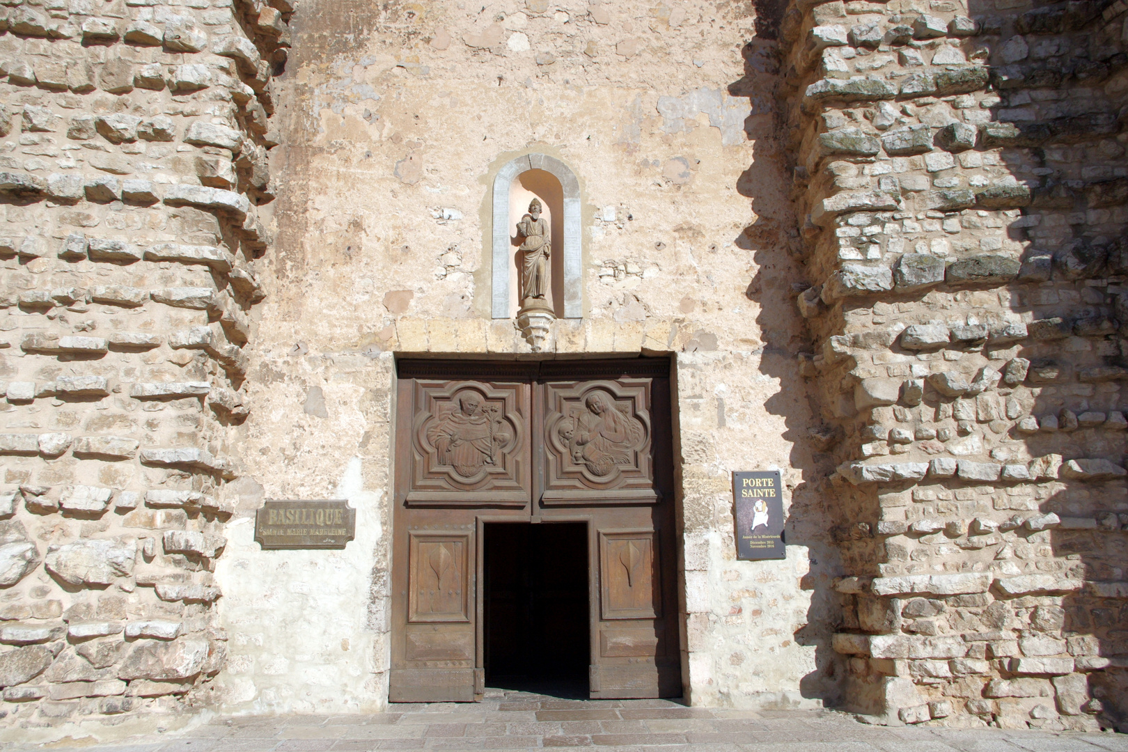 Basilique Ste Marie Madeleine - La porte d'entrée