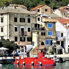 Baska - Blick auf die Uferpromenade und die alte Stadt