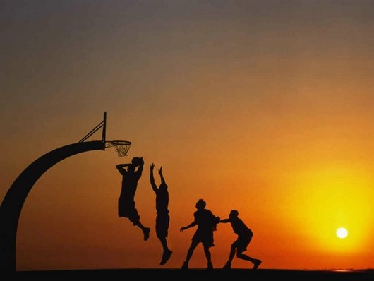 Basketball bei Sonnenuntergang