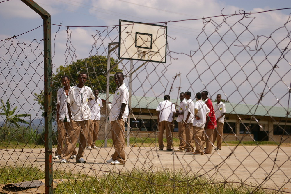 Basketballfeld eines Schulfhofs in Ruanda