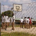Basketballfeld eines Schulfhofs in Ruanda