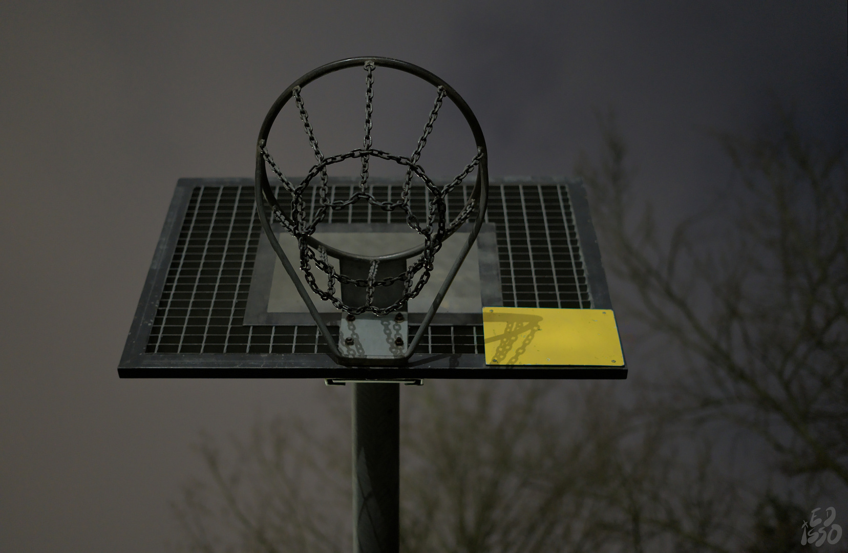 Basketballkorb bei Nacht