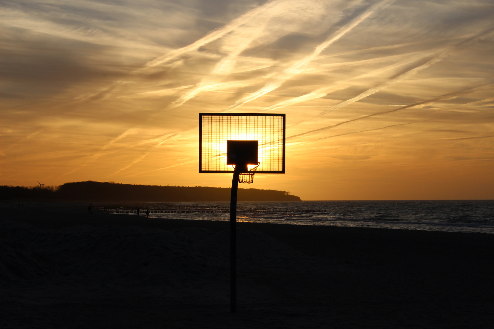 Basketballkorb im Sonnenuntergang