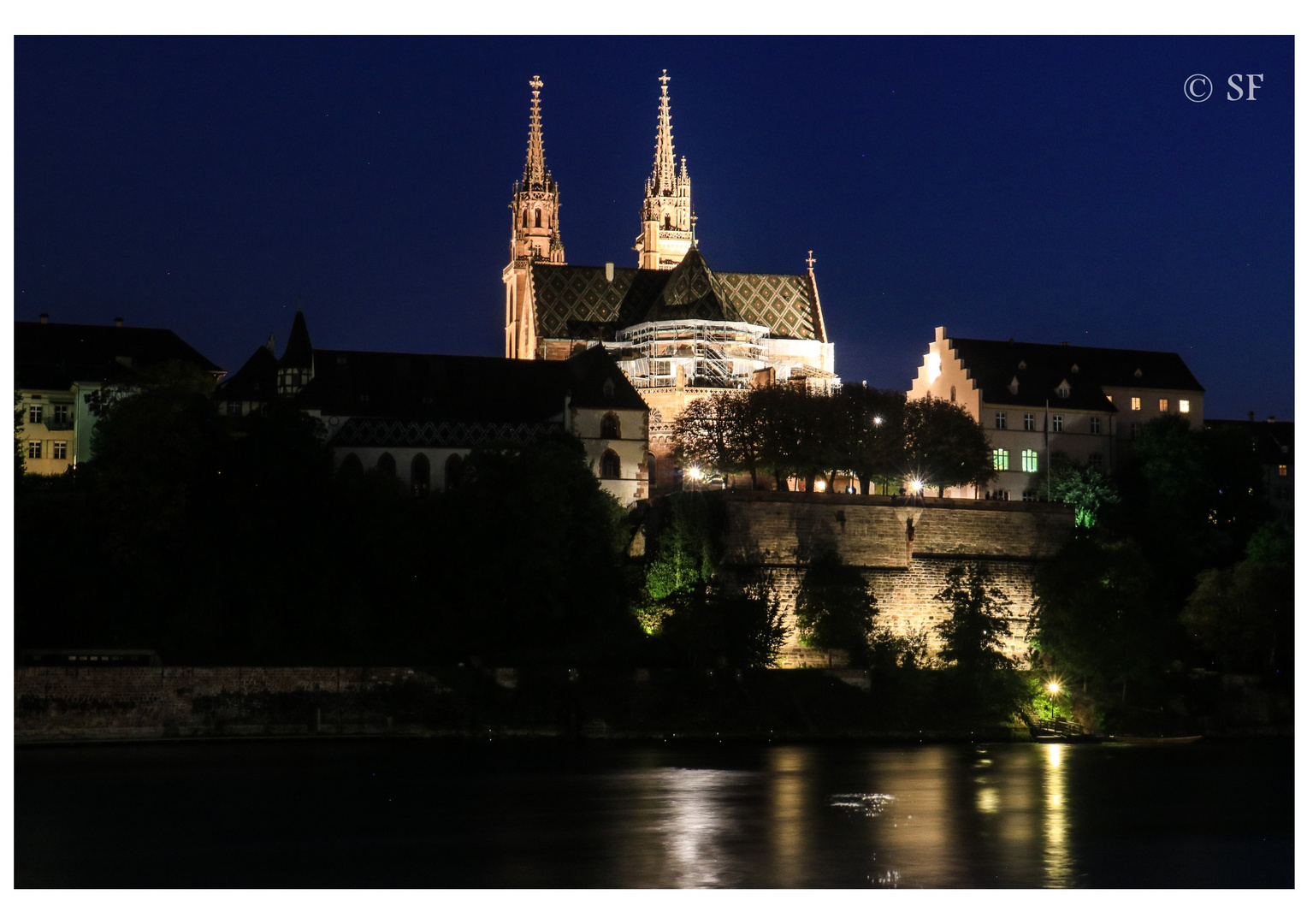 Basler Münster by night