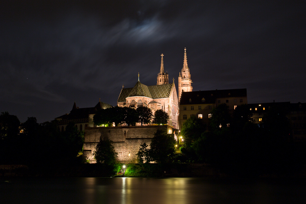 Basler Münster in verdeckter Vollmondnacht