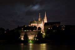 Basler Münster in verdeckter Vollmondnacht