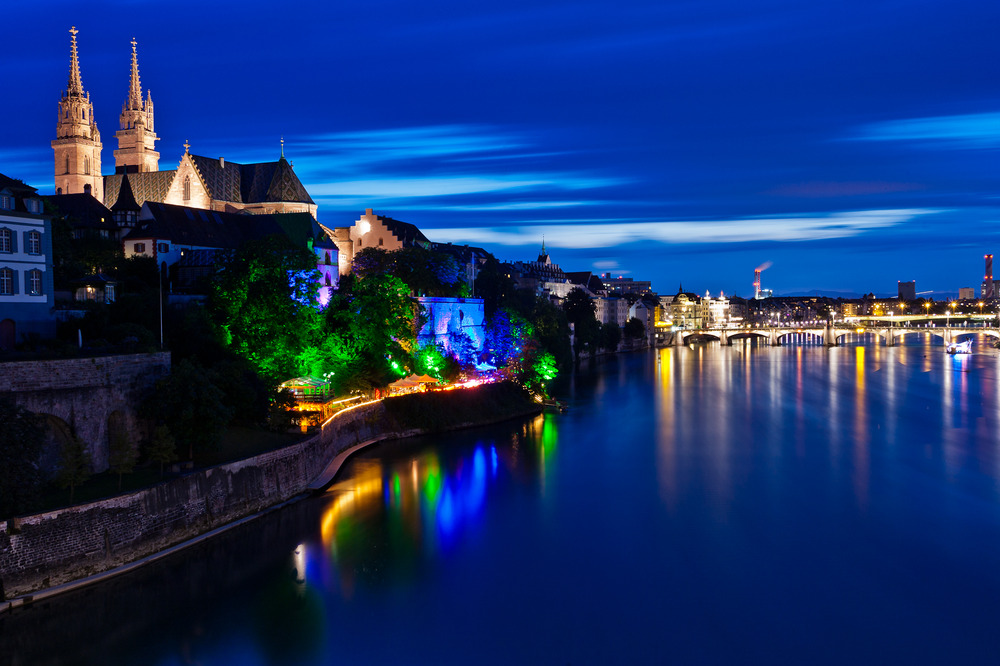 Basler Münster mit Chill am Rhein und mittlere Rheinbrücke