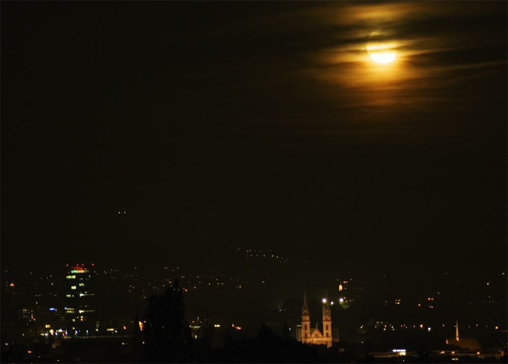 Basler Münster mit Mond