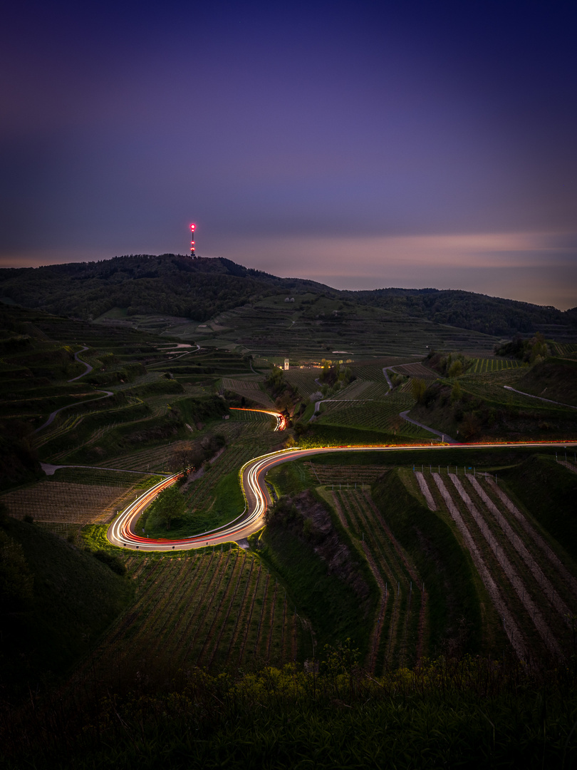 Bassgeigenkurve im Kaiserstuhl bei Nacht