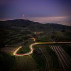 Bassgeigenkurve im Kaiserstuhl bei Nacht