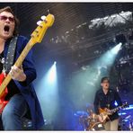 Bassist Glenn Hughes heizt die Massen an (Black Country Communion)