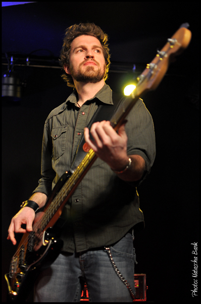 Bassist von Micky and the Motorcars