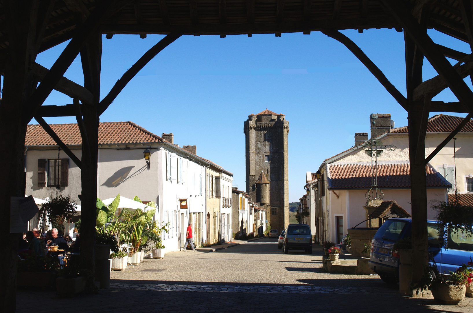 Bassoues, halle et donjon