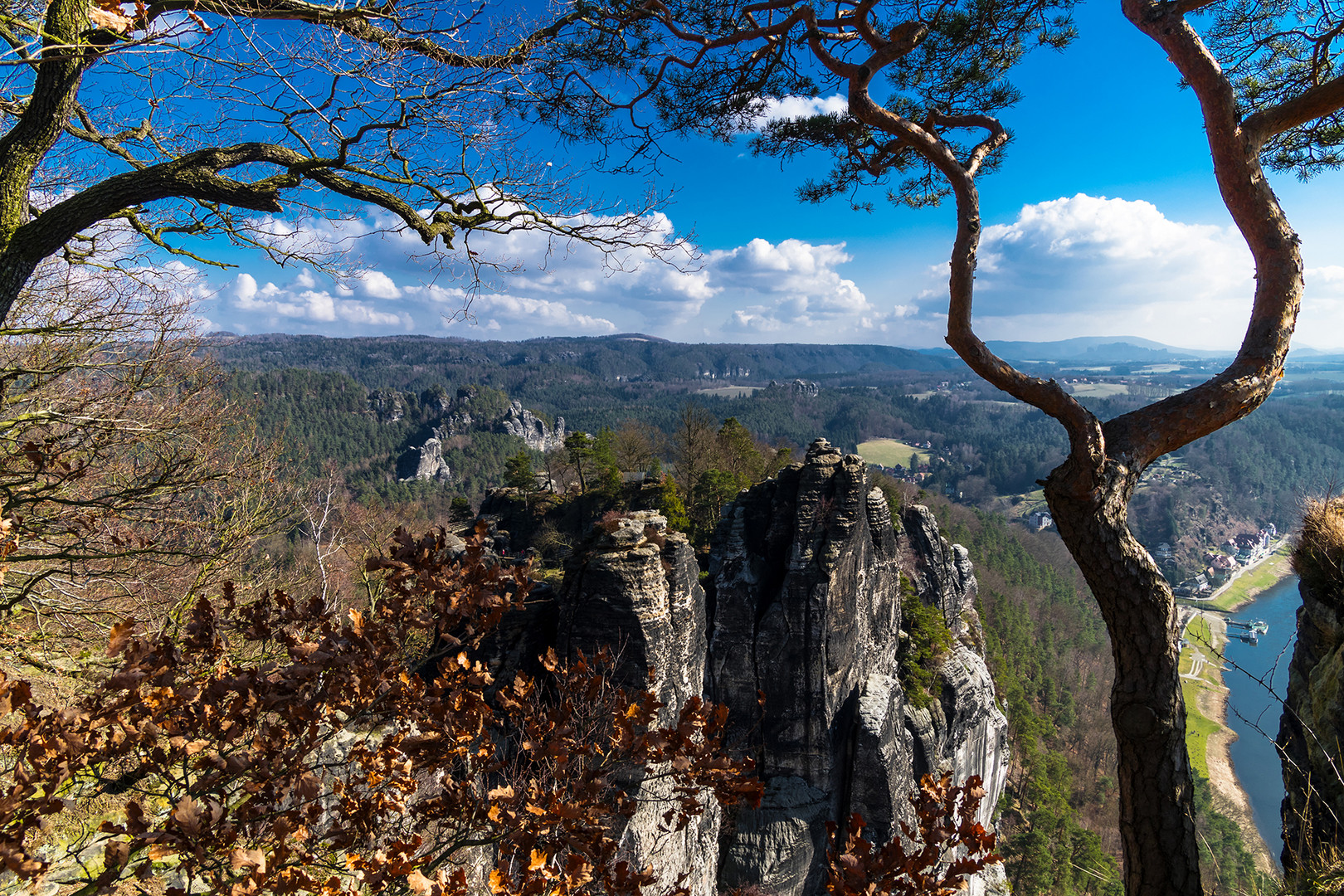 Bastei, Blick nach Rathen elbaufwärts ...