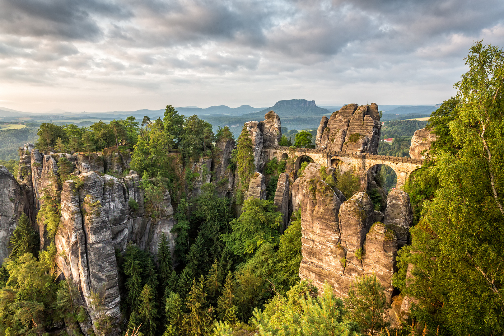 Bastei Brücke im Morgengrauen