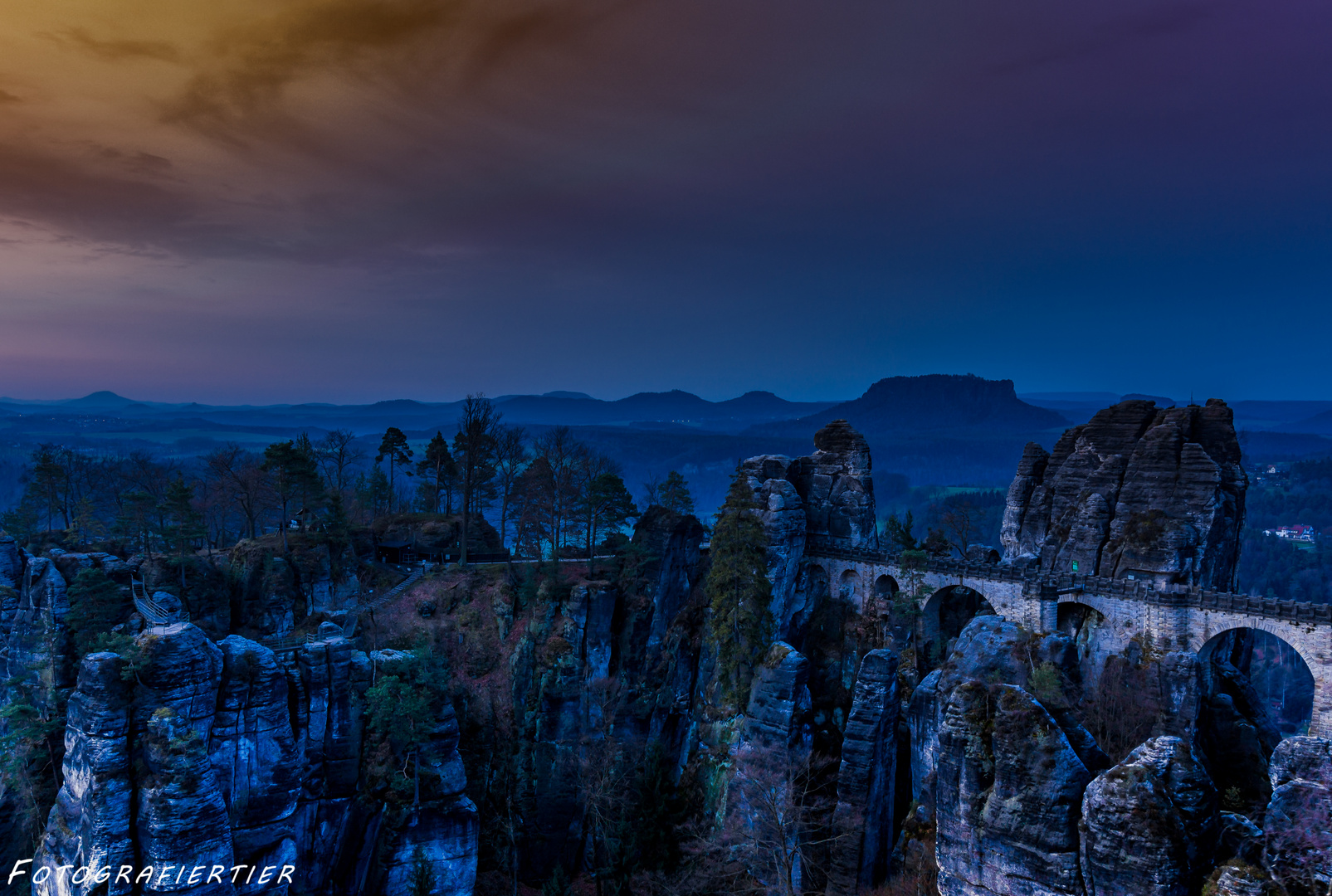 Bastei kurz vor Sonnenaufgang