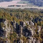 Bastei vom Lilienstein aus gesehen, mit zweimal Elbe dazwischen weil....