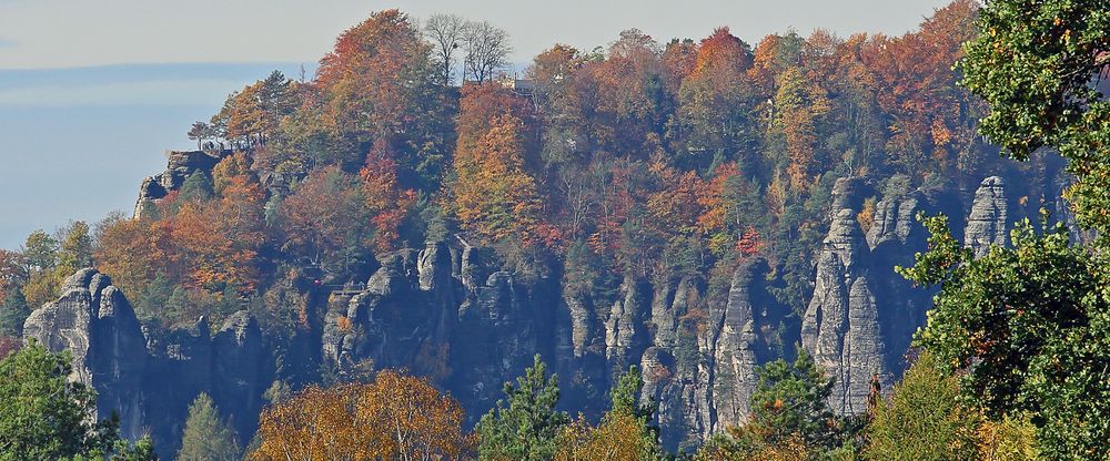 Basteiblick in der Sächsischen Schweiz mit einer Ausschnittsvergrößerung