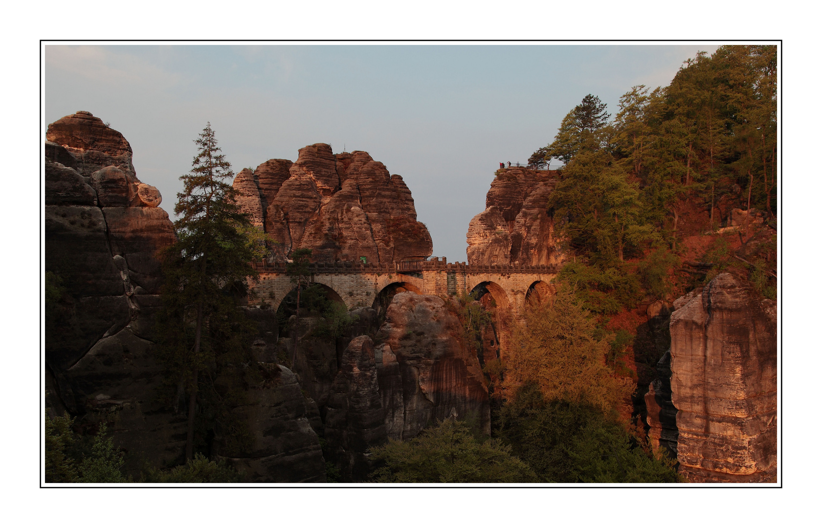 Basteibrücke im ersten Sonnenlicht