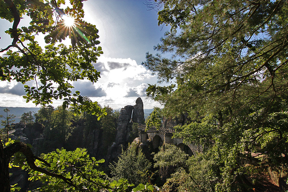 Basteibrücke (im Nationalpark Sächsische Schweiz)  im Gegenlicht und noch ohne die Menschenmassen...