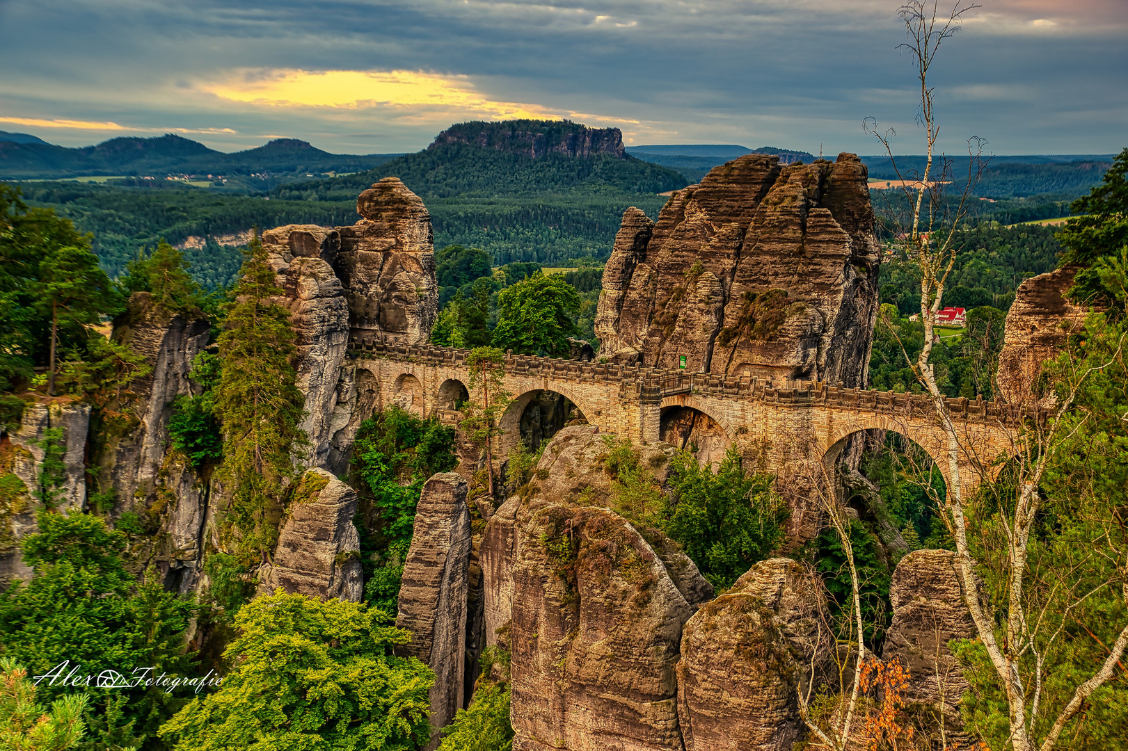 Basteibrücke in der sächsischen Schweiz am Morgen 