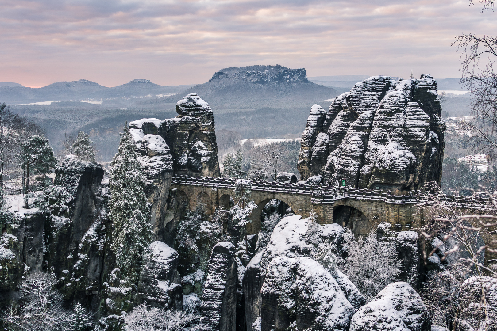 Basteibrücke in der Sächsischen Schweiz im Schneegewand