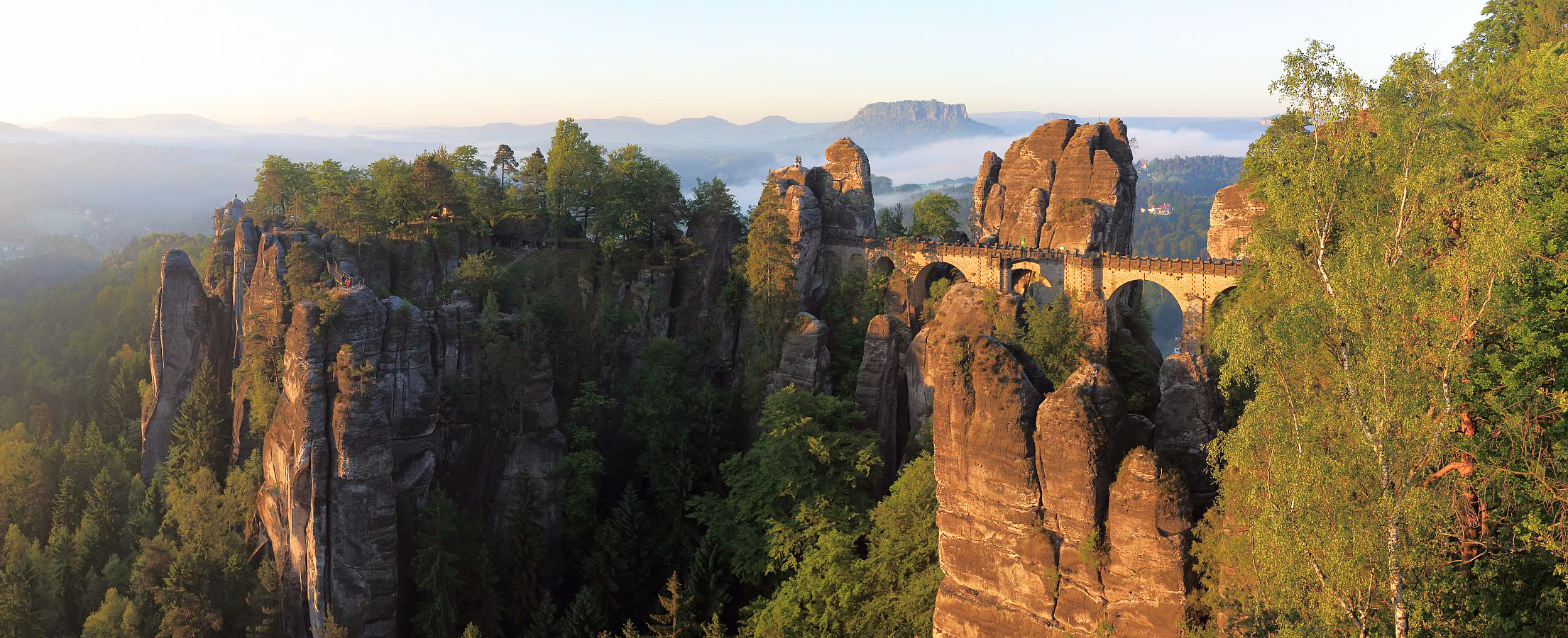 Basteibrücke mit Morgensonne und Tiefblicken in einem weiteren Panorama...