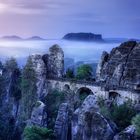 Basteibrücke und Lilienstein im Morgengrauen bei Nebel