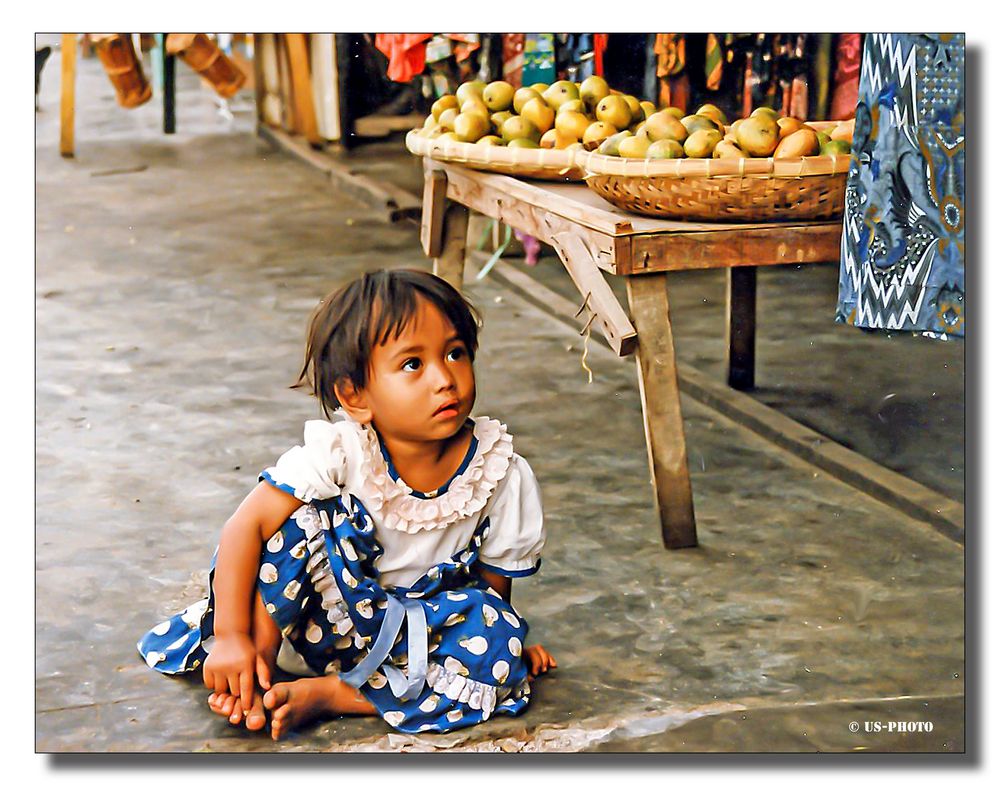 Bataker Mädchen auf dem Markt - Sumatra