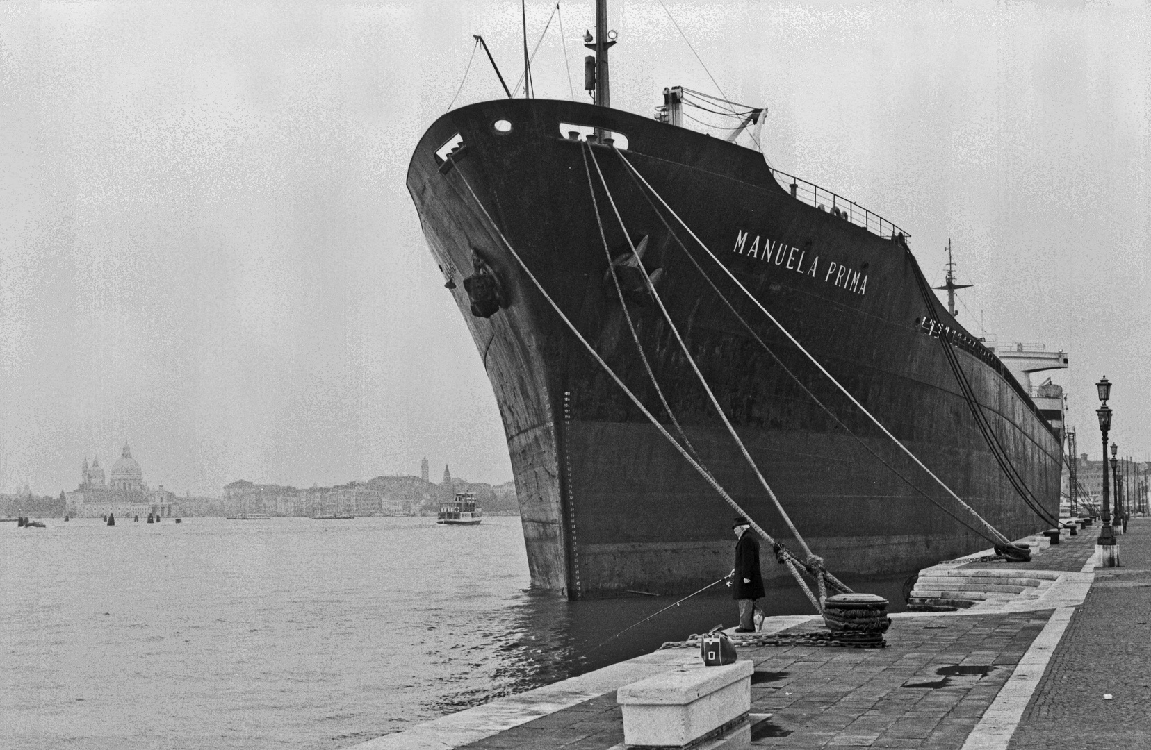 bateau à quai Venise et pêcheur