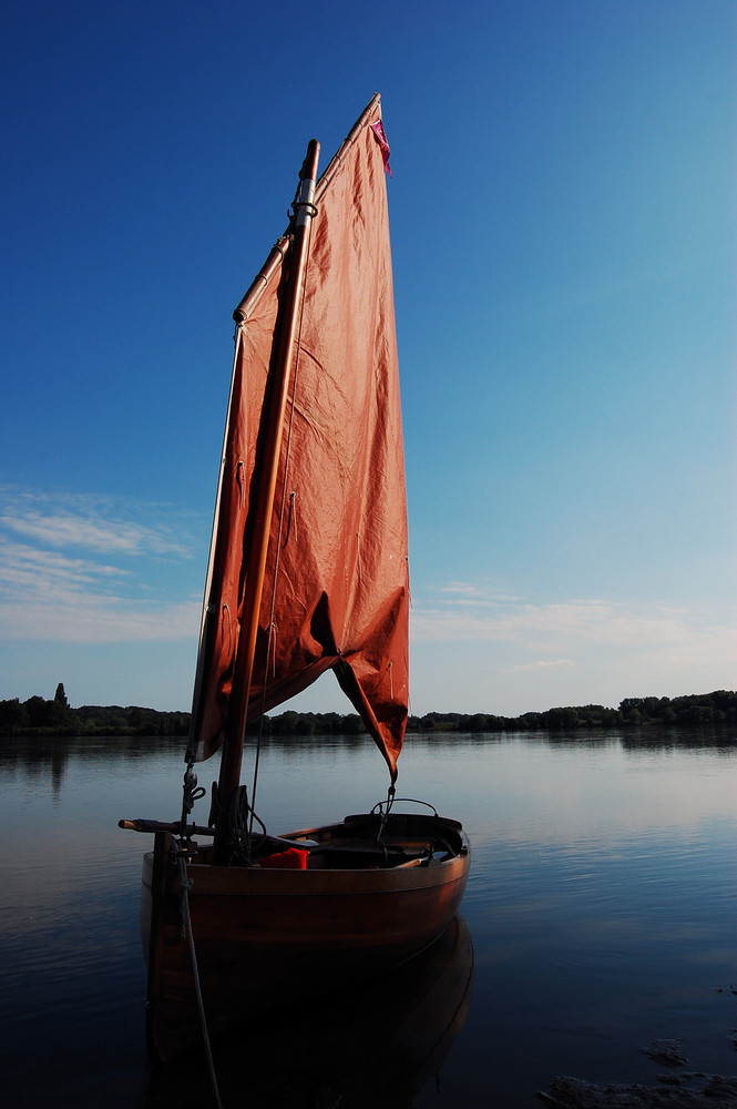 Bateau au bord de l'eau.