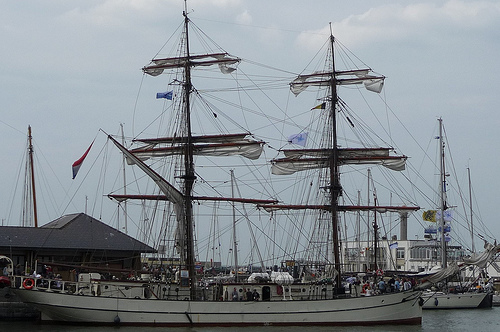 Bateau dans le port d' Oostende