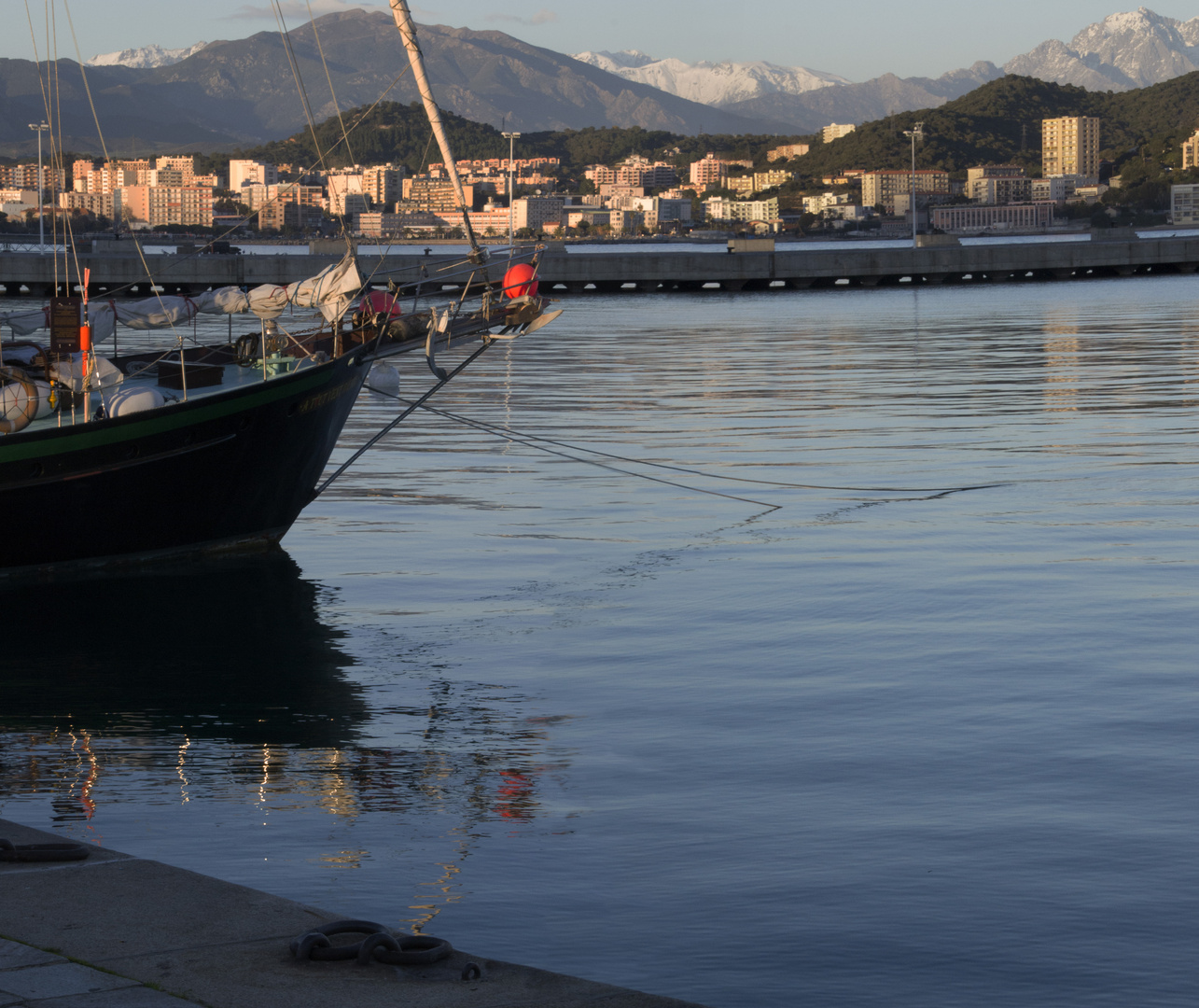 Bateau dans le port le soir