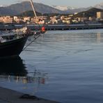 Bateau dans le port le soir