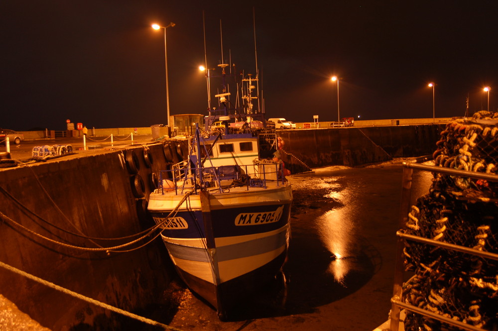 Bateau dans un port lors d'une soirée d'été