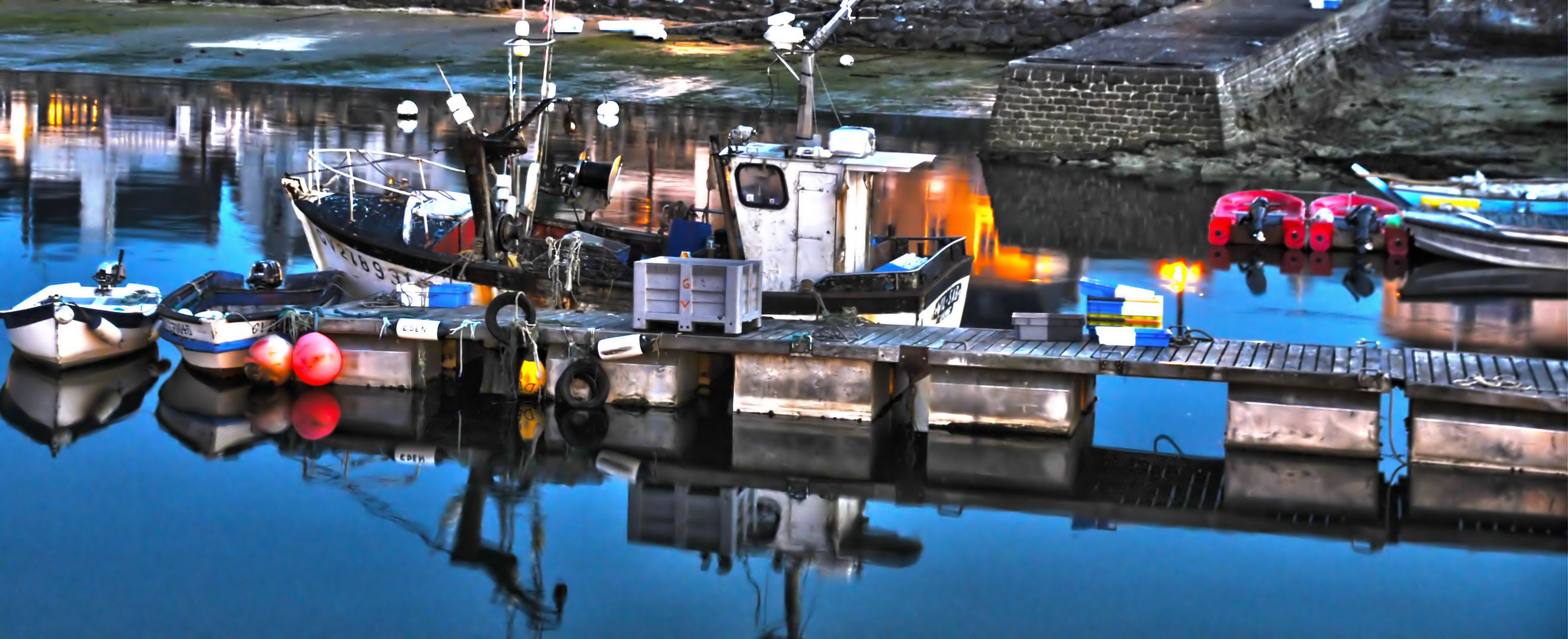 bateau de peche à quai