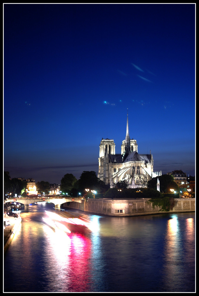 Bateau-mouche de nuit.