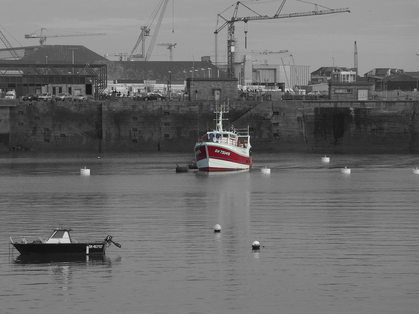 bateau rouge et blanc