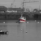 bateau rouge et blanc