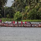 Bateau-serpent s'entrainant pour la course traditionnelle du Nehru Trophee