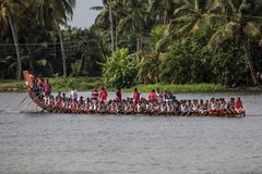 Bateau-serpent s'entrainant pour la course traditionnelle du Nehru Trophee