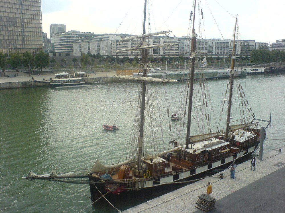 Bateau... sur l'eau...