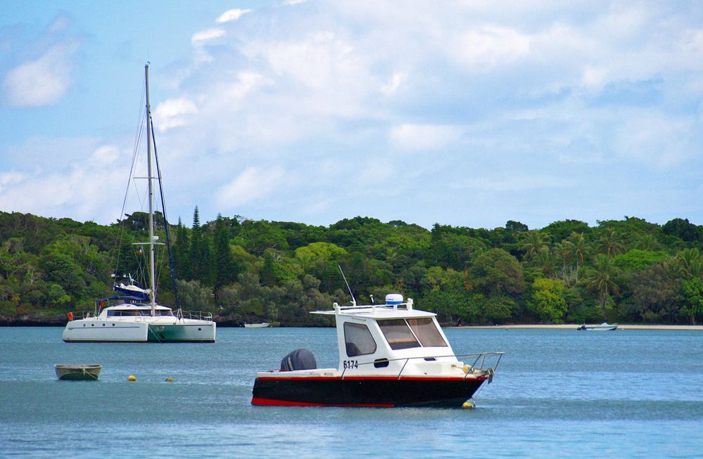 Bateaux à l’ancre en baie de Kuto, Île des Pins